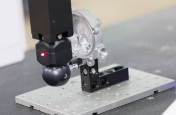 REKO_CNC_Milling_RedLight_001mmTolerance