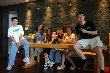 reko_indoor_gathering