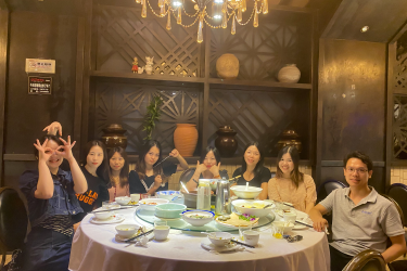 reko_round_table_meal